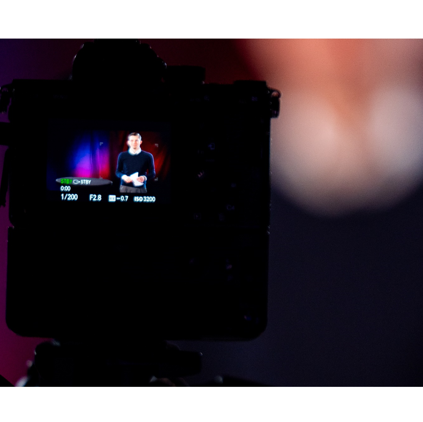 Camerascherm laat presentator zien