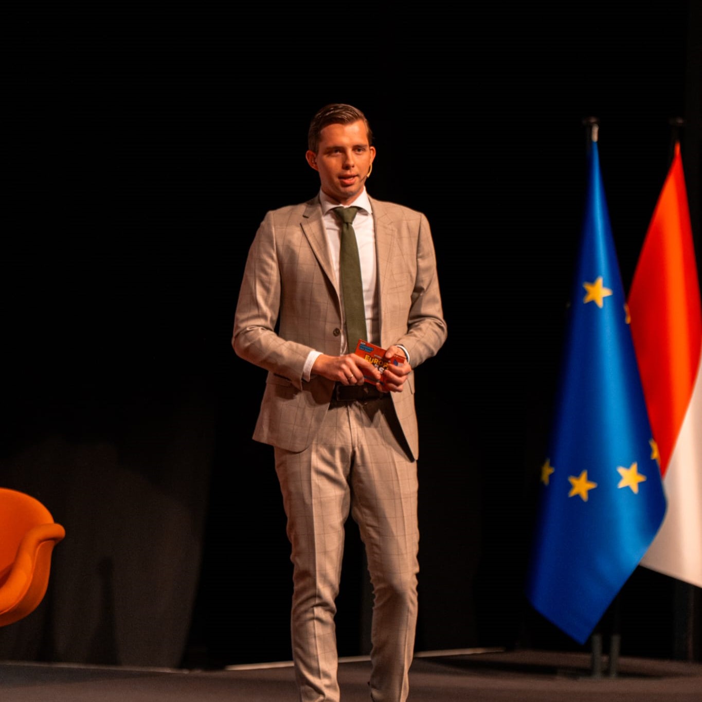 Dagvoorzitter presenteert op podium