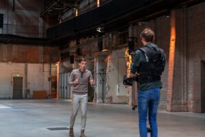 Presentator maakt video