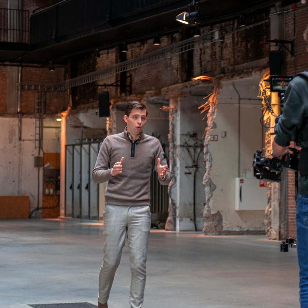 Presentator maakt video op mooie locatie